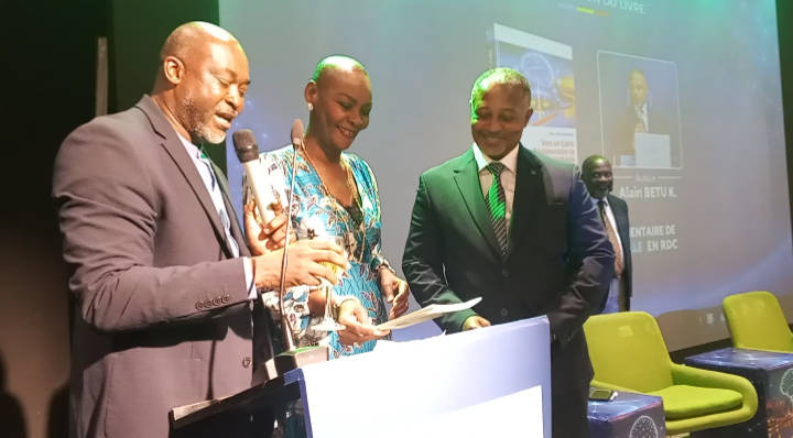 Kinshasa : Alain Betu Kabamba présente officiellement son livre «vers un cadre réglementaire de l’intelligence artificielle en RDC» au village Silikin