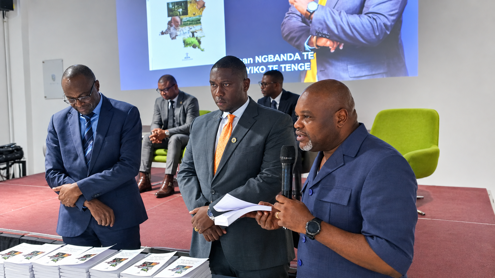 Kinshasa : Yann Ngbanda te Boyiko te Tenge présente son ouvrage « De la triade à la pentade » au village Silikin